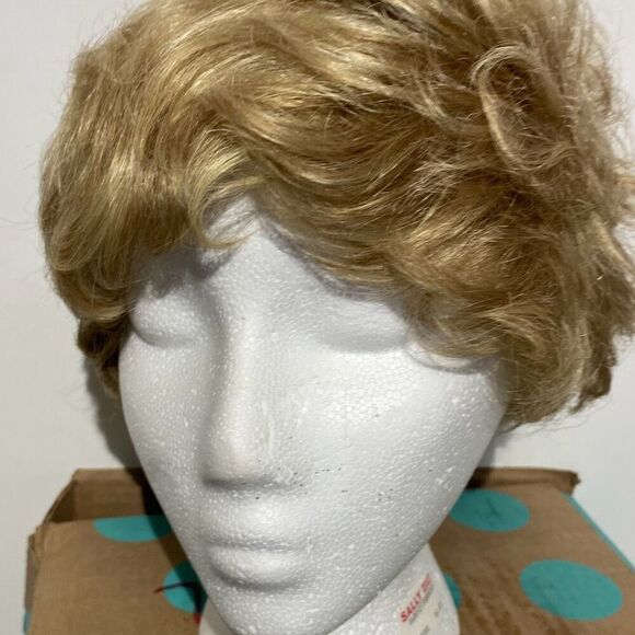 Paula Young Women's A4026 Chantal-A 4/88A Golden Wheat Wavy Short Wig NWT - Picture 5 of 6